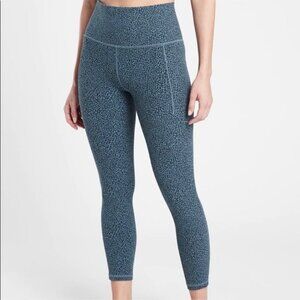 Athleta Salutation Stash Il Textured Tight Blue Leopard Capri Legging Women’s M